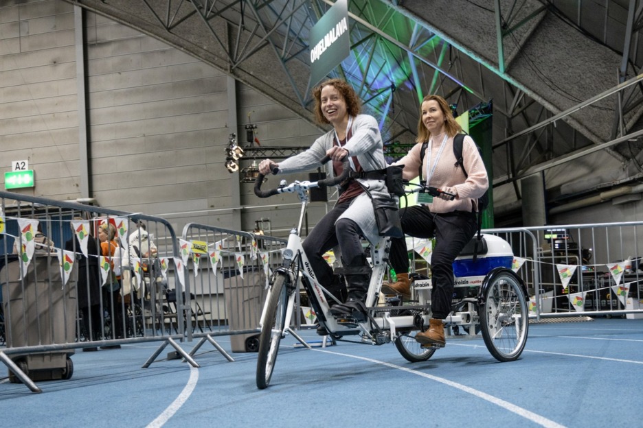 Malike-toiminnan erikoispyörien testaamista Apuvälinetapahtumassa