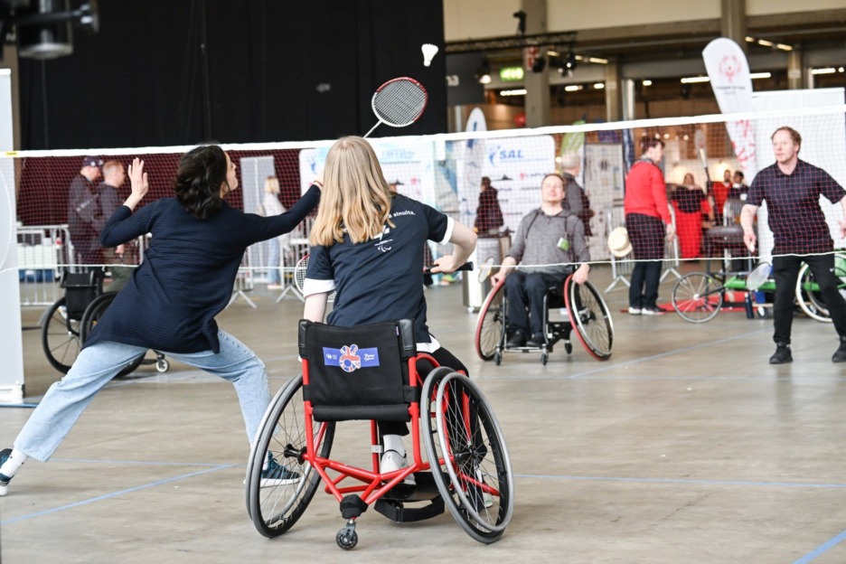 Pyörätuolisulkapalloa Liikuntamaassa