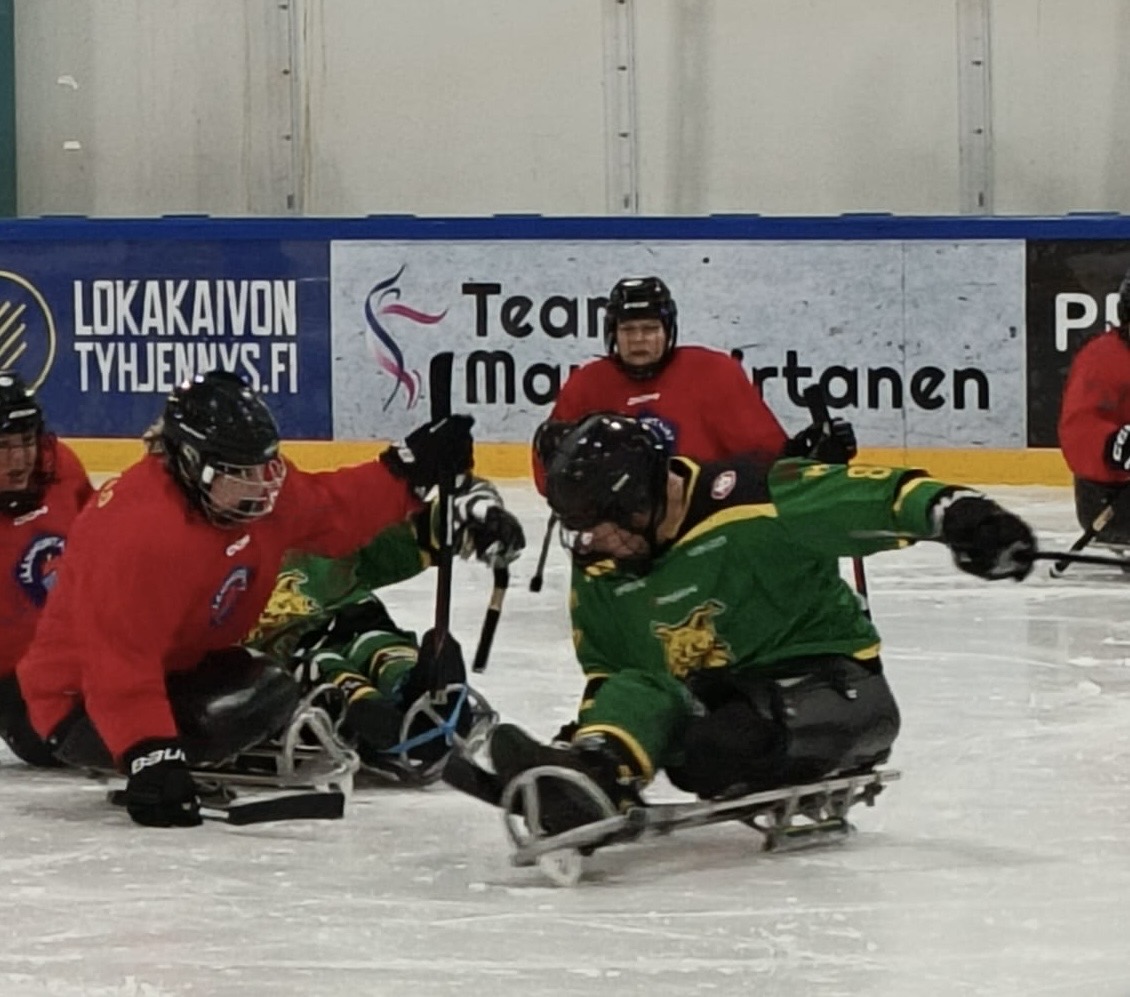 Parajääkiekon pelaamista