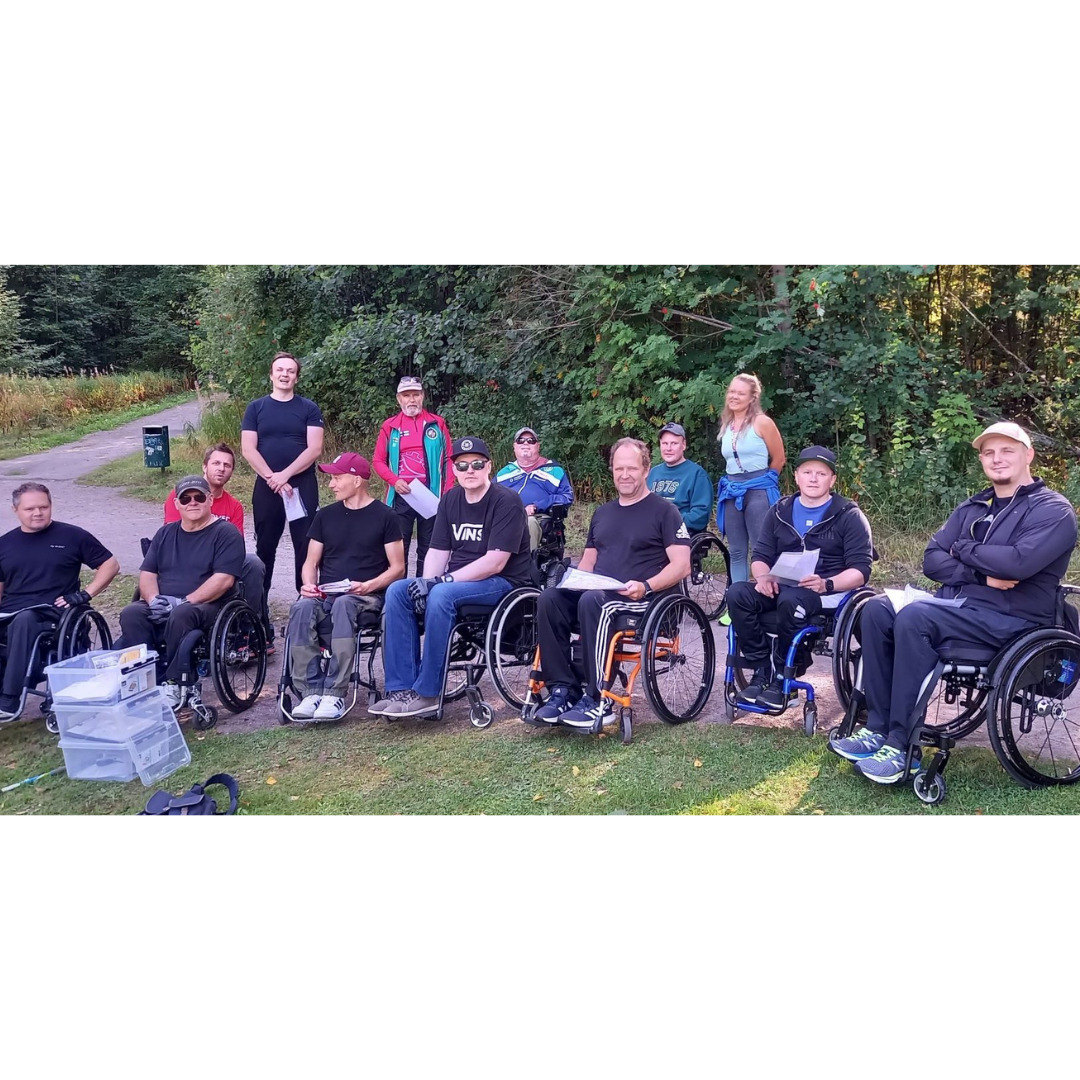 Tarkkuussuunnitus. Ihmisiä pyörätuoleilla metsäympäristössä.