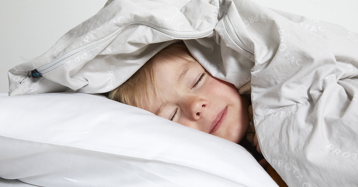 Nukkuvan lapsen kasvot pilkistävät Protacin pallopeiton alta. Kuva: Respecta